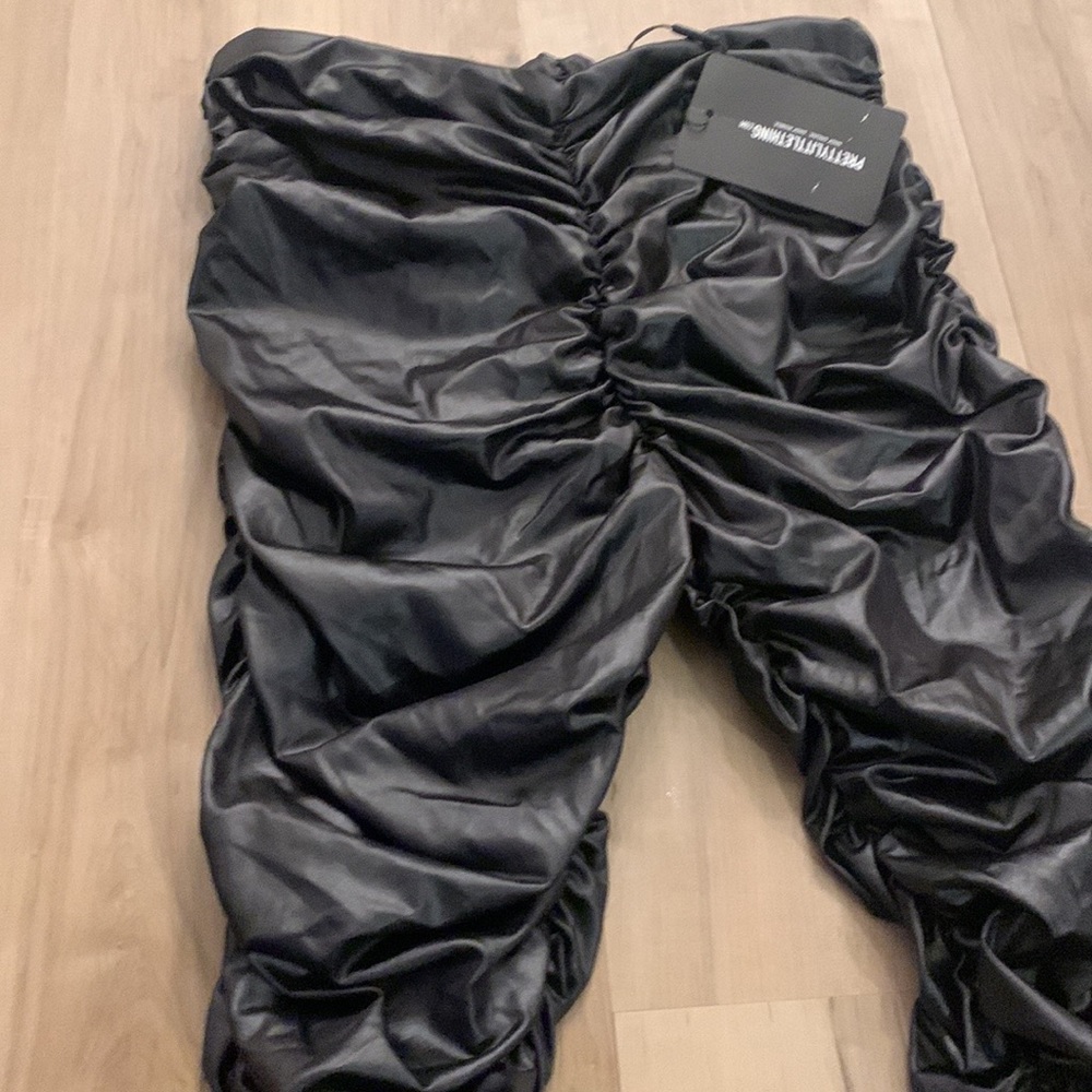 ⚡️Pretty Little Thing Ruched Faux Leather Legging - Picture 2 of 6